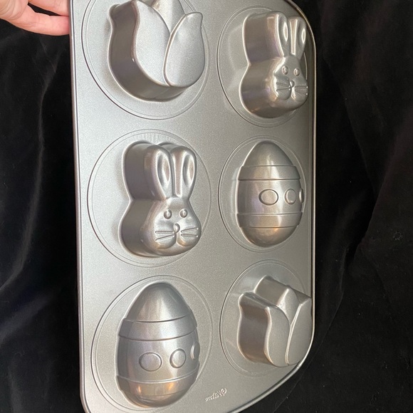 EUC Wilton Easter Mini Cake Pan. Metal cake pan makes 6 Mini Cakes - Picture 7 of 11